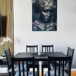 Spacious & Stylish In - Supercentral *