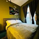Spacious & Stylish In - Supercentral Lejlighed